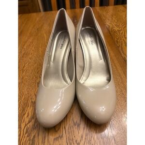 Comfort Plus by Predictions Womens Beige Patent Round Toe Block Heel Pumps 9 1/2